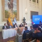 El presidente Guillermo Lasso estuvo acompañado del vicepresidente Alfredo Borrero (i) y el ministro José Ruales, entre otras autoridades.