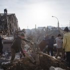 -Voluntarios limpian escombros en el sitio de un ataque con misiles rusos
