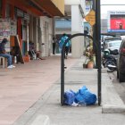 Los tachos de basura en la avenida Quito han sido hurtados