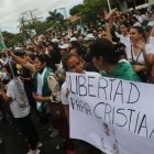 un grupo de mujeres cruceñas que piden la libertad del gobernador opositor Luis Fernando Camacho,
