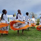 Urcuquí. Un grupo de mujeres baila en un ritual ancestral de agradecimiento al 2022 y de bienvenida al 2023.