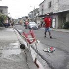 Guayaquil. Ayer martes, en el sitio de la balacera, aún quedaban una silla y un banco utilizados en la reunión.