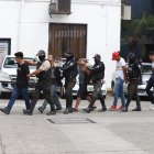 Guayaquil. El grupo de personas que fueron detenidas, acusadas de intentar robar un cajero automático en una urbanización de la via a Daule.