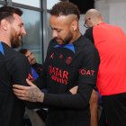 Lionel Messi (i) es felicitado por Neymar tras sumarse al PSG.