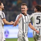 Arkadiusz Milik (c) festeja con sus compañeros tras anotar el gol de la Juventus.