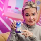 Bebida. La alcaldesa Cynthia Viteri presentó su propia cerveza artesanal en redes sociales; le ha nombrado La Colorada.