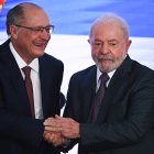 El presidente de Brasil Luiz Inacio Lula da Silva (d), saluda al vicepresidente Geraldo Alckmin, durante la ceremonia de transmisión de cargo del nuevo ministro de Desarrollo, Industria, Comercio y Servicios, hoy en el Palacio del Planalto, en Brasília (Brasil). El vicepresidente brasileño, Geraldo Alckmin, convocó este miércoles al sector privado a diseñar junto con el Gobierno una nueva política industrial, que le permita al país superar su condición de exportador de materias primas. EFE/Andre Borges