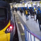 Varios pasajeros en la estación de Euston en Londres (R.Unido) hoy 3 de enero de 2023. Casi la mitad de las líneas ferroviarias del Reino Unido cerraron este martes al secundar los trabajadores del gremio una huelga de 48 horas para exigir mejoras salariales, agudizando así la crisis por la ola de paros de distintos sectores efectuados en las últimas semanas en el país. EFE/EPA/TOLGA AKMEN