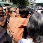 Abrazos entre los familiares de los presos que este miércoles 4 de enero lograron su libertad /