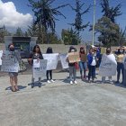 Ambato. Familiares y amigos de las jóvenes que habrían sido maltratadas sexualmente, durante un plantón.
