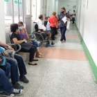 Atención. Personas en un pasillo de un hospital.