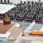 El papa Francisco preside el funeral de Benedict XVI.