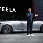 El director representante, presidente y CEO de Sony Honda Mobility Inc. Yasuhide Mizuno presentó el nuevo prototipo de vehículo eléctrico de la marca "AFEELA" de Sony.