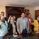 Gómez en compañía de Mercy Maldonado (d) y lideres gremiales en el IESS en Quito.