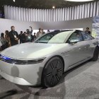 El director representante, presidente y CEO de Sony Honda Mobility Inc. Yasuhide Mizuno presentó el nuevo prototipo de vehículo eléctrico de la marca "AFEELA" de Sony