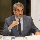 El ministro de Salud Pública, José Ruales, interviene durante una reunión sobre el área.