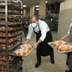 Preparación. Las distintas cocinas de la ciudad siguen preparando este postre