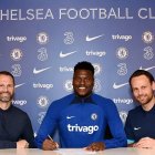 Benoit Badiashile en el momento de estampar su firma con el Chelsea.