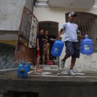 Gastos. Pilar Guaningo no solo ha invertido en una cisterna en su casa, también en bombas de agua y botellones.