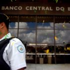 Entidad.- Un guardia al pie de la sede del Banco Central de Brasil.