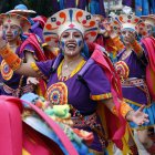 Personas participan en el desfile de los colectivos coreográficos en tributo a la Madre Tierra durante el Carnaval de Negros y Blancos hoy, en Pasto (Colombia). EFE/Mauricio Dueñas Castañeda