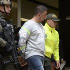 Imagen referencial para graficar este artículo. El 11 de abril de 2017, Prado Alava, alias "Gerald" (C), llevado por agentes colombianos. El ecuatoriano y otro compatriota fueron extraditados a Estados Unidos, por el tráfico 250 toneladas de cocaína, según las autoridades colombianas.