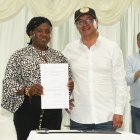 Fotografía cedida este miércoles, 4 de enero, por la Presidencia de Colombia en la que se registró al mandatario Gustavo Petro (2d) mientras posa junto a la vicepresidenta de Colombia, Francia Márquez, tras sancionar la ley que crea el ministerio de la Igualdad y la Equidad, en un acto realizado en Istmina, departamento del Chocó (Colombia). EFE/Presidencia de Colombia