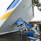 Un trabajador de una estación y uno de servicios públicos revisan los daños en el techo de una estación de servicio Valero en South San Francisco, California, EE. UU. EFE/EPA/JOHN G. MABANGLO
