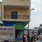 Guayaquil. Elementos policiales, al pie del local de la víctima.