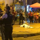 Babahoyo. El cuerpo de la lmujer le dispararon por siete ocasiones mientras salía del reasentamiento Brisa del Río, aparece cubierto con una sábana blanca.