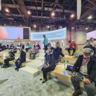 Asistentes al CES utilizando las VR (gafas de realidad virtual).