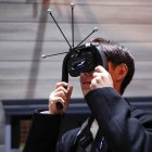 Un visitante fue registrado este jueves, 5 de enero, al probar el próximo auricular XR empresarial de Canon, MREAL X1, durante la Feria Internacional de Electrónica CES (Consumer Electronics Show, en inglés) 2023, en Las Vegas (Nevada, EE.UU.).