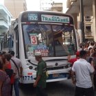 El cadáver fue levantado por personal de OIAT, en medio de los comentarios de los transeúntes sobre la identidad de la víctima