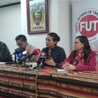 La presidenta de la FUT, Marcela Arellano (C), durante su intervención sobre el Consejo Directivo del IESS.