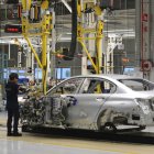 Trabajo.- Una planta de producción de carros.