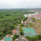 Hecho. Los habitantes hablan de la urgencia de reestructurar los terrenos para tener más calles de acceso que eviten los atascos en la única vía existente.