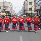 Riobamba. Una de las delegaciones desfila durante el gran festejo.