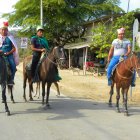A Belén. Llegan los Reyes. Comuneros personifican a los íconos bíblicos.