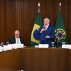 El presidente de Brasil, Luiz Inacio Lula da Silva, habla durante la primera reunión ministerial del gobierno hoy, en el Palacio del Planalto, en Brasília (Brasil). EFE/Andre Borges