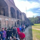 Fotografía cedida este jueves por el Departamento de Seguridad Nacional de Estados Unidos (DHS) donde aparece un grupo de personas migrantes mientras son trasladados desde el Parque Nacional Dry Tortugas hasta la isla de Cayo Hueso, en el sur de Florida (EEUU). EFE/Departamento De Seguridad Nacional De Estados Unidos