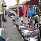 A tope. El comercio formal e informal se asienta desde temprano hasta pasadas las 19:00.