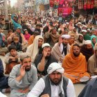 -Los partidarios del partido político islámico Jamiat Ulama-e-Islam-Fazal (JUI-F) realizan una protesta contra la escasez de harina de trigo en Chaman, Pakistán