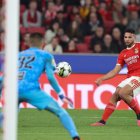 Lisbon (Portugal), 06/01/2023.- Goncalo Ramos, del Benfica, ejecuta un disparo ante el arco del golero rival.