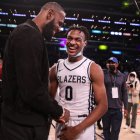 LeBron James (i), junto a su hijo Bronny James, tras un partido.