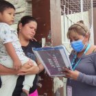 Los brigadistas dialogan con los padres de familia, cuyos hijos no van a la escuela o colegio.