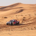 Nasser Al Attiyah muestra su pericia al conducir en el irregular terreno del rally Dakar.