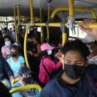 Buses. El 51,4 % de los capitalinos usa el transporte público. Este es el medio de transporte más utilizado.