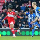 Moisés Caicedo disputa el balón durante el partido por la tercera ronda de la FA Cup