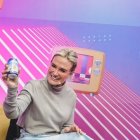 Candidata. ¿Cynthia Viteri haciendo negocios? ¿Haciendo política? Vendiendo cerveza, en todo caso, que es la forma que encontró para venderse.