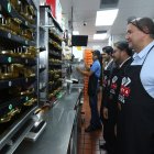 Restaurante.- Parte del personal que trabaja en Mc Donald´s.